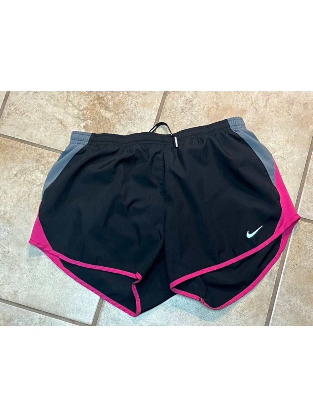 Nike Athletic Shorts Women's Sz Medium, Black & Magenta Lining Underlining U9v